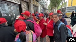 大批中国大陆超低价旅行团旅客,到土瓜湾一间酒楼吃午饭迫爆社区 (美国之音/汤惠芸)