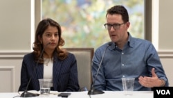 《华盛顿邮报》记者希巴尼·马塔尼(左)及《大西洋》杂志的专栏作家蒂莫西·麦克劳克林(右)近日出版新书"Among the Braves"(《勇者之中》),讲述有关香港2019年反修例运动 (美国之音/陈念)