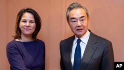 资料照 - 2023年2月17号,在慕尼黑召开的第50届慕尼黑安全会议期间,德国外长贝尔伯克同中共政治局委员、中共中央外事办主任王毅举行了双边会谈。