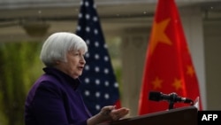 资料照片:2024年4月8日,美国财政部长耶伦访问北京期间在美国驻中国大使官邸举行记者会。(法新社照片)