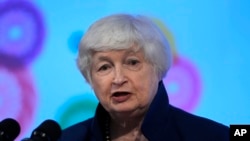 2023年7月16日,美国财政部长珍妮特·耶伦在印度甘迪纳格尔举行的新闻发布会上发表讲话。