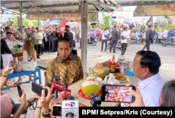 Usai meresmikan Graha Utama Akademi Militer (Akmil) di Kabupaten Magelang, Provinsi Jawa Tengah, pada Senin, 29 Januari 2024, Presiden Joko Widodo mengajak Menteri Pertahanan Prabowo Subianto untuk menyantap bakso. (Foto: Courtesy/BPMI Setpres/Kris)