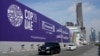 Sejumlah mobil berjalan melewati papan iklan COP28 yang dipasang di jalan tol Sheikh Zayed di Dubai, Uni Emirat Arab, pada 27 November 2023. (Foto: AP/Kamran Jebreili)
