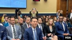 TikTok首席执行官周受资2022年3月23日赴国会山出席众议院能源与商务委员会听证会,针对TikTok用户隐私、数据安全和美国国家安全等一系列议题接受议员质询。(美国之音记者李逸华拍摄)