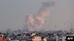 2024年2月5日,以色列轰炸后,从加沙地带南部拉法拍摄的一张照片显示,汗尤尼斯的建筑物上空升起浓烟。(法新社照片)