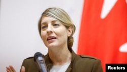 资料照:加拿大外交部长梅兰妮·乔莉(Melanie Joly,乔美兰)在乌克兰首都基辅举行的记者会上讲话。(2024年2月2日)