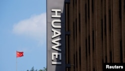 中国上海华为专卖店附近的一面中国国旗。(2023年9月8日)