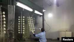 资料照:中国广东省惠州的一个灯厂的工人在作工。(2015年4月13日)