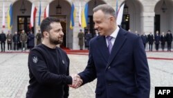 Архівне фото. Президенти України Володимир Зеленський та Польщі Анджей Дуда у Варшаві, 5 квітня 2023. Photo by Wojtek Radwanski / AFP