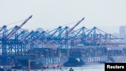 资料照片:2023年6月23日,加利福尼亚州圣佩德罗在洛杉矶港上的集装箱船只。(路透社照片)