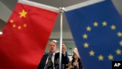 中国欧盟商会会长彦辞(Jens Eskelund)在北京举行记者会,桌上摆着中国与欧盟旗帜。(2024年5月10日)