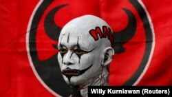 Eko Hermawanto, mengikuti kampanye calon presiden PDIP Ganjar Pranowo dan cawapres Mahfud MD, di Benteng Vastenburg Surakarta, Jawa Tengah, 10 Februari 2024. (Foto: REUTERS/Willy Kurniawan)