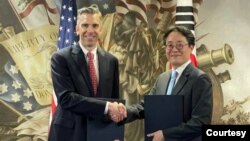 브렛 홈그렌 국무부 정보조사 담당 차관보와 박장호 한국 외교부 외교정보기획국장이 지난달 24일 미국 워싱턴 D.C.에서 ‘미한 외교정보 협력 양해각서(MOU)’를 체결한 후 악수를 나누고 있다. 사진 = 한국 외교부 제공.