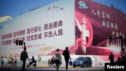 资料照:上海街头的一个巨幅宣传牌上写满口号。(2023年4月10日)