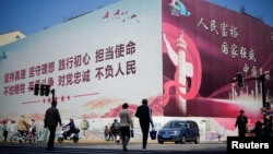 资料照:上海街头的一个巨幅宣传牌。(2023年4月10日)