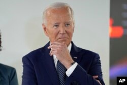 Presiden Joe Biden saat meninjau Pusat Operasi Darurat di Washington D.C., Selasa, 2 Juli 2024. (AP/Evan Vucci)