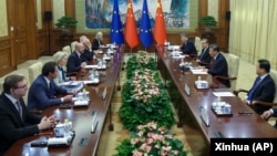 中国国家主席习近平（右二）与欧盟委员会主席乌尔苏拉·冯德莱恩（左三）和欧洲理事会主席夏尔·米歇尔（左四）在北京举行会谈。（2023年12月7日）