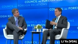 2024年7月10日,美国财政部副部长杰伊·尚博(左)与外交关系协会格林伯格地缘经济研究中心主任马修·古德曼(Matthew Goodman)就美中经济关系举行对话。