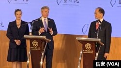 资料照片:台湾立法院长游锡堃(右)与当时正在台湾访问的美国会众议院外交事务委员会主席迈克尔·麦考尔(中)2023年4月7日在立法院举行联合记者会。(美国之音特约记者杨安拍摄)