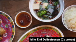 纽约布鲁克林的Mile End Delicatessen餐厅每年在平安夜和圣诞节提供特别菜单,以中餐为特色,并带有一些犹太熟食风味。