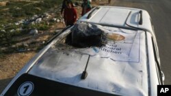 Salah satu kendaraan yang digunakan oleh pekerja bantuan "World Central Kitchen" dan rusak setelah terkena serangan udara Israel di kota Deir al Balah, Jalur Gaza, 2 April 2024.
