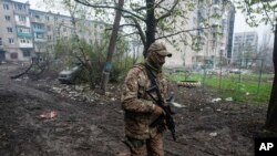 一名乌克兰军人在顿涅茨克地区的马赫穆特行走。(2023年4月21日)