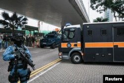 一辆香港壹传媒创办人黎智英乘坐的监狱武装车离开西九龙法院,香港警察高度戒备。(2023年12月18日)