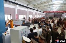 2일 김정은 북한 국무위원장이 국방공업기업소을 둘러보고 있다. (사진출처: 조선중앙통신)