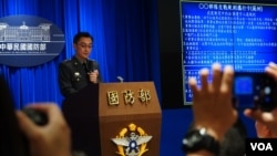 台湾国防部2024年7月9日召开记者会,该部作计室联合作战计划处处长董冀星(中)公布7月22-26日之汉光40号演习将测试的“交战规则携行卡”范例及其他相关规划。(美国之音特约记者庄志伟拍摄)