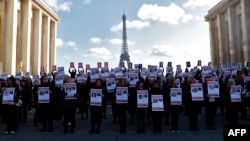 人们手举以色列人质的照片在巴黎集会要求立即释放240名被哈马斯绑架到加沙的以色列人质。（2023年11月7日）