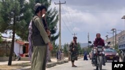 Seorang anggota pasukan Taliban berjaga di dekat lokasi serangan bom bunuh diri di distrik Faizabad, provinsi Badakhshan, pada 6 Juni 2023. (Foto: AFP/Omer Abrar)