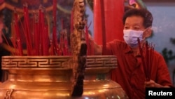 资料照片: 2024年2月9日印度尼西亚雅加达阿穆尔瓦普米寺信徒庆祝农历们龙年