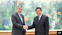 资料照片:中国副总理何立峰(右)在北京会晤到访的美国财政部主管国际事务的副部长杰伊·尚博。(2024年2月6日)