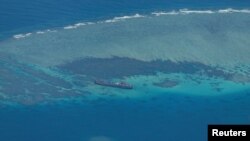 资料照:鸟瞰菲律宾海军BRP Sierra Madre 号舰只。自1999年以来此船一直搁浅在南沙群岛有争议的第二托马斯浅滩,中国称作仁爱礁,菲律宾称作阿云金浅滩。(2023年3月9日)