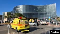 以色列总理内塔尼亚胡在舍巴医院接受检查时一辆救护车停在医院门口。(2023年7月15日)