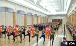 지난 2월 김정일 북한 국방위원장의 생일인 광명성절 참배를 위해 북한 간부들이 금수산태양궁전에 방문한 모습. 김정은 국무위원장의 모습은 보이지 않았다. (사진출처: 조선중앙통신)