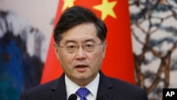 资料照片:时任中国外交部长秦刚2023年5月23日在北京与荷兰外长霍克斯特拉会晤后出席联合新闻发布会。(美联社照片)