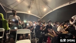 台湾民众在2023年6月4日晚点8点9分默哀64秒,表达对六四牺牲者的哀悼。(美国之音特约记者杨安摄影)