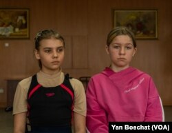 伊久姆舞蹈队成员古罗娃(左)和蒂塔连科(右)忘不掉去年秋天的惨烈战斗。(2023年3月30日,美国之音博夏特拍摄)