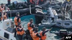 菲律宾武装部队2024年6月17日发布的视频截图照片显示，中国海岸警卫队成员在南中国海第二托马斯沙洲（中国称为仁爱礁）附近冲撞菲律宾海岸警卫队船只并发生暴力冲突。