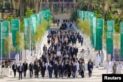 2023年12月1日联合国气候变化大会 (COP28) 期间,世界各国领导人在合影后走下Al Wasl大街。