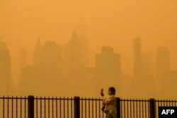 加拿大山火导致的烟雾笼罩在美国纽约上空。(2023年6月7日)