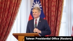 资料照片:美国国会众议院外交事务委员会主席麦考尔众议员在台北举行的午餐会发表讲话。(2023年4月10日)