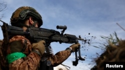 乌军第28机械化旅的一名指挥官在乌克兰巴赫穆特地区与俄军交火。(2023年4月5日)