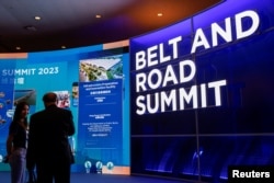 FILE - Pengunjung menghadiri KTT Belt and Road di Hong Kong, China, 14 September 2023.