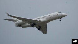 2023年6月19日，在法国巴黎北部勒布尔热举行的巴黎航展上看到的一架类似于委内瑞拉总统马杜罗使用的达索猎鹰喷气式飞机正在进行演示飞行。(美联社照片)