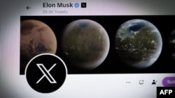 2023年7月24日拍摄到的马斯克自己推特帐号上新的X标志。(法新社照片)