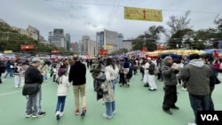 香港维园年宵花市时隔4年后复办干货摊位,但人流及档摊数目都大幅减少 (美国之音/汤惠芸)
