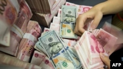 资料照片:人民币和美元钞票。(2019年8月18日)