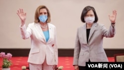 影片中展示了,2022年8月3日,蔡英文总统会见访问台湾的美国众议长南希佩洛西的画面。 (图片来自VOA新闻)